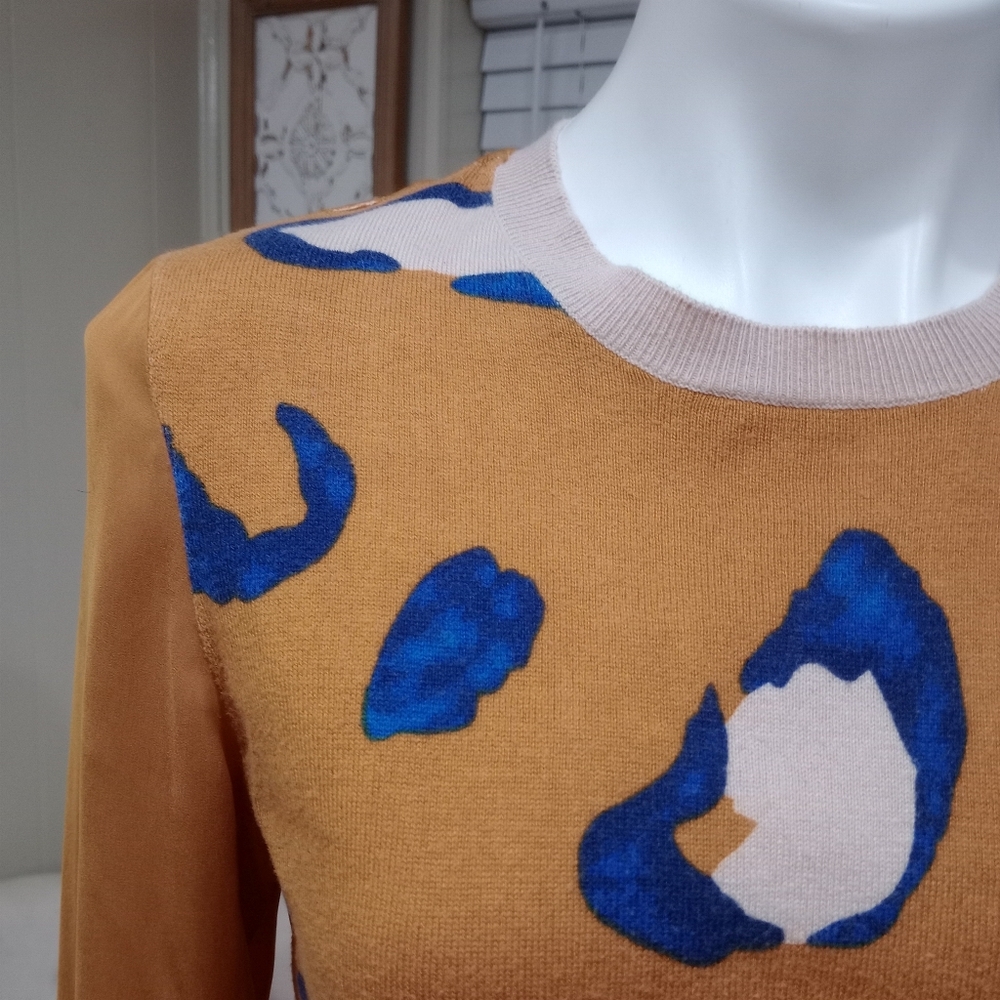 Stylish Women's Sweater with Blue and Tan Pattern - Picture 7 of 10